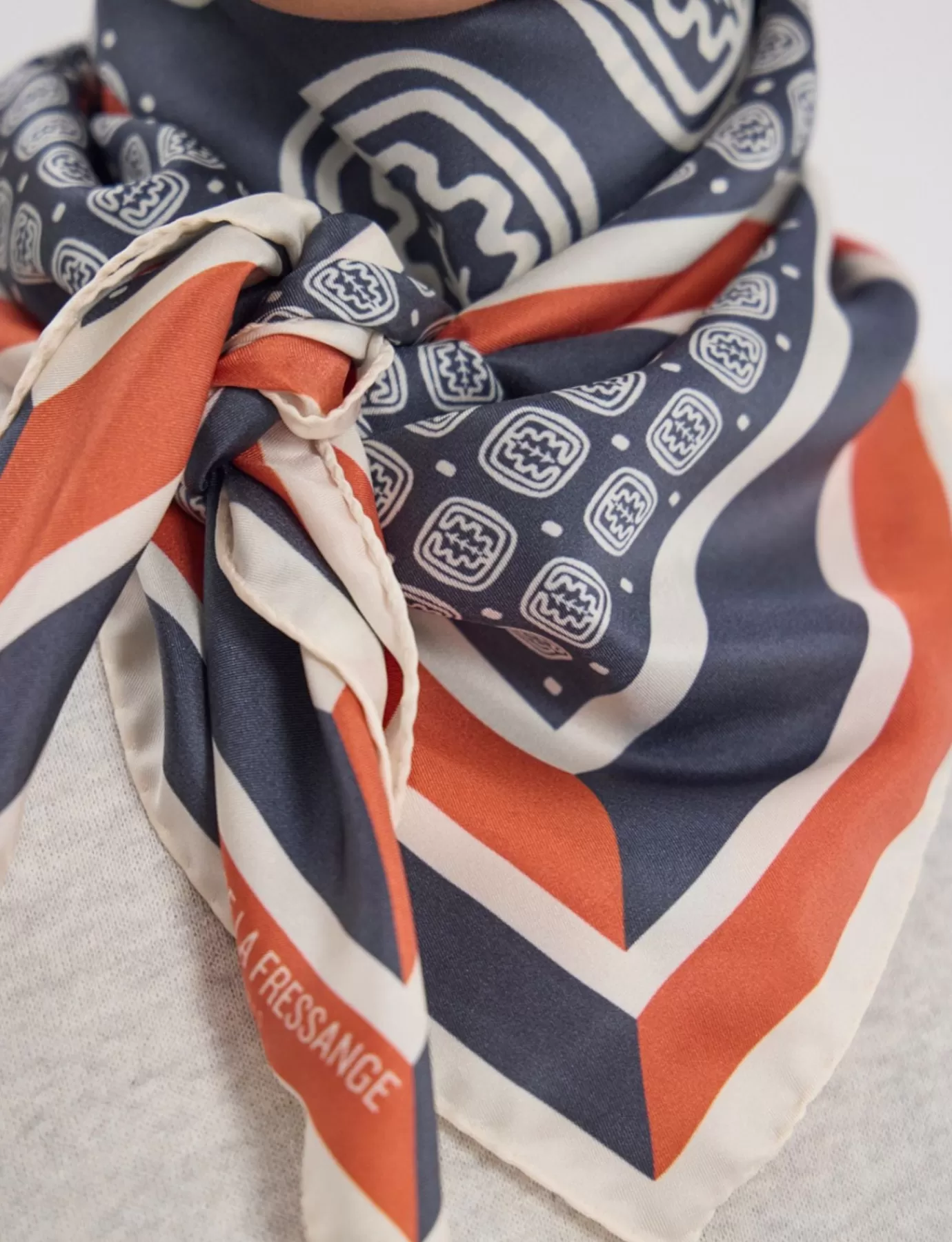 Ines De La Fressange Paris Foulard Lewis en soie, motif feuille de chêne bleu-ardoise et rouge