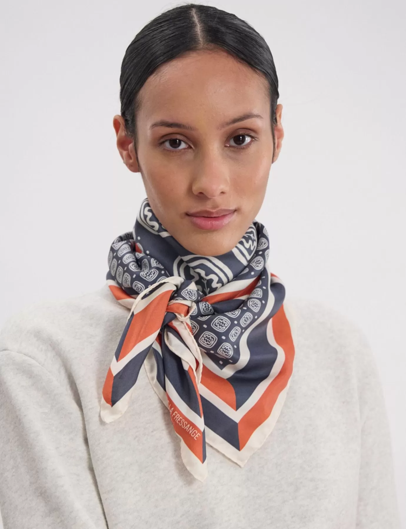 Ines De La Fressange Paris Foulard Lewis en soie, motif feuille de chêne bleu-ardoise et rouge