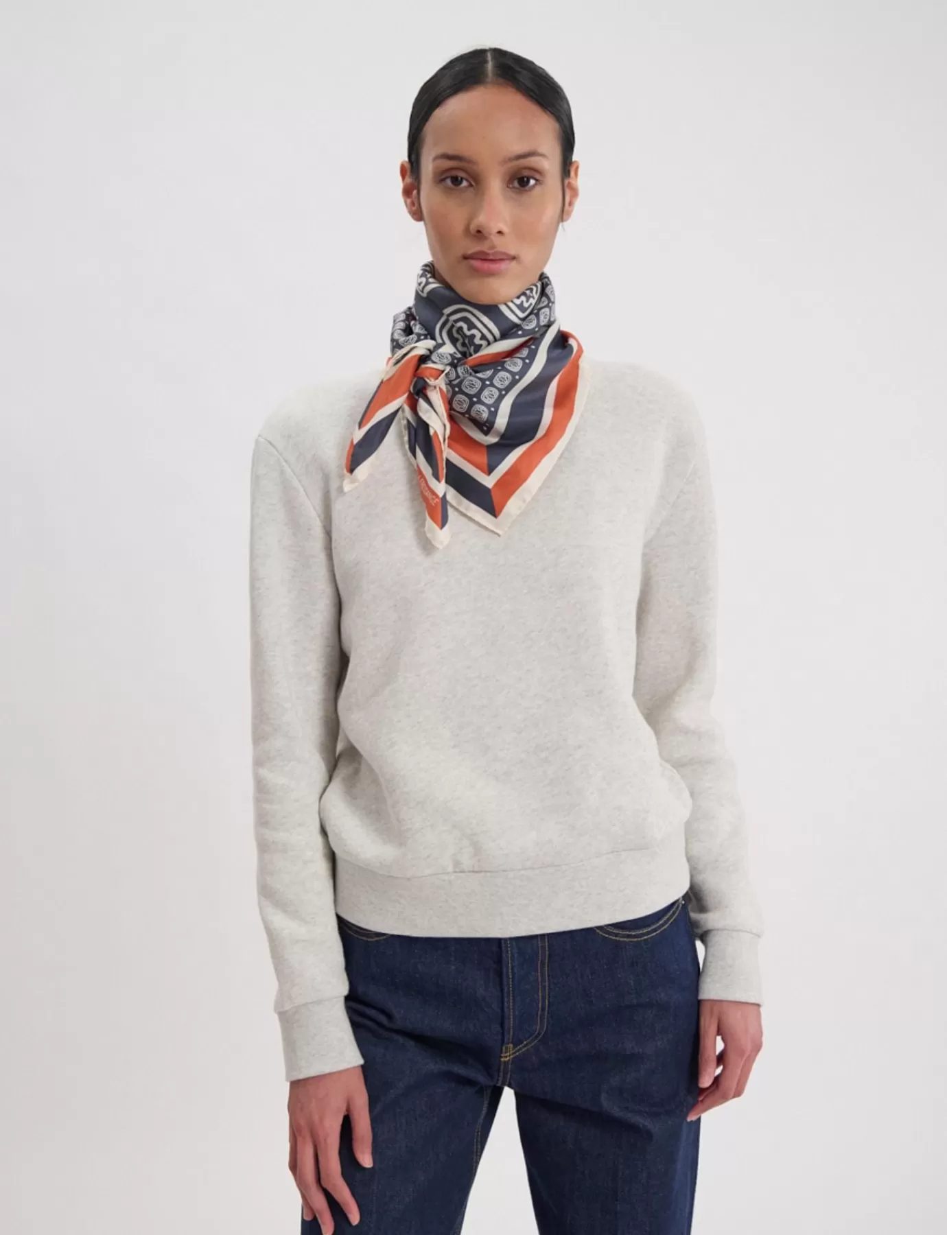 Ines De La Fressange Paris Foulard Lewis en soie, motif feuille de chêne bleu-ardoise et rouge