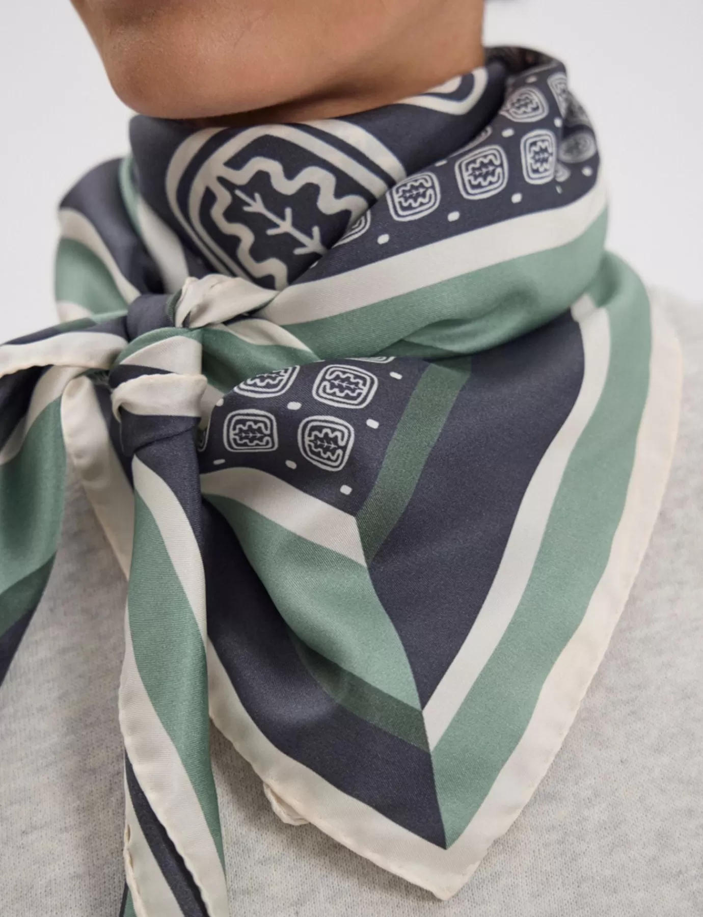 Ines De La Fressange Paris Foulard Lewis en soie, motif feuille de chêne bleu-ardoise et vert