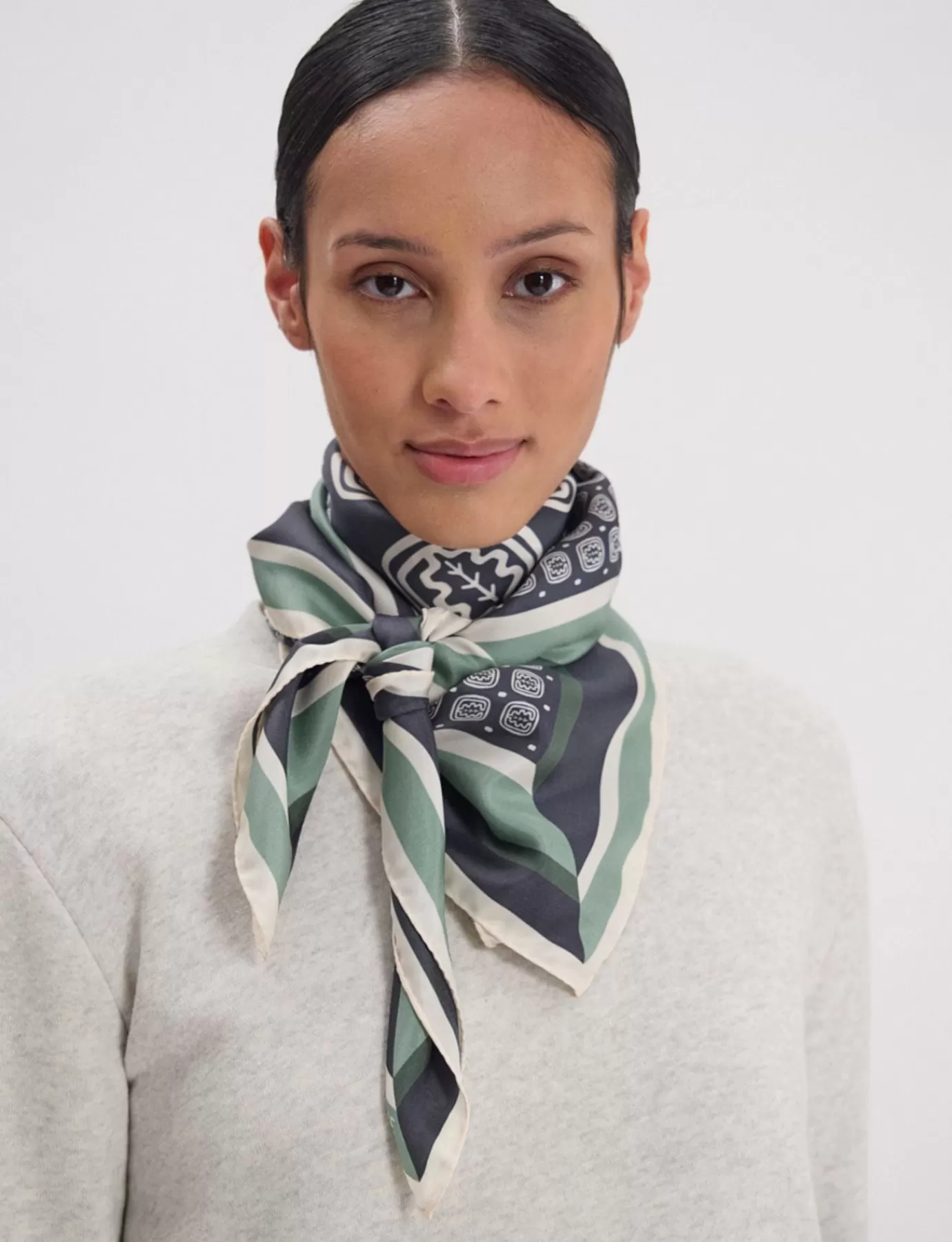 Ines De La Fressange Paris Foulard Lewis en soie, motif feuille de chêne bleu-ardoise et vert